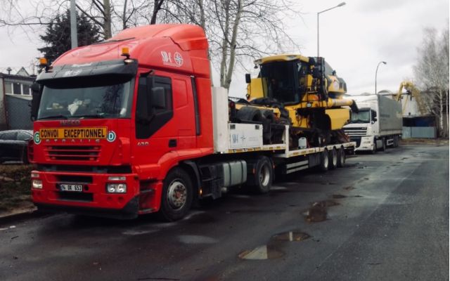 Transport von Mähdrescher