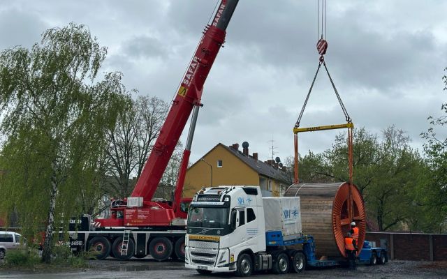 Transport von Kabelrolle aus Holz